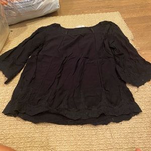 Black quarter sleeve solitaire flowy shirt.